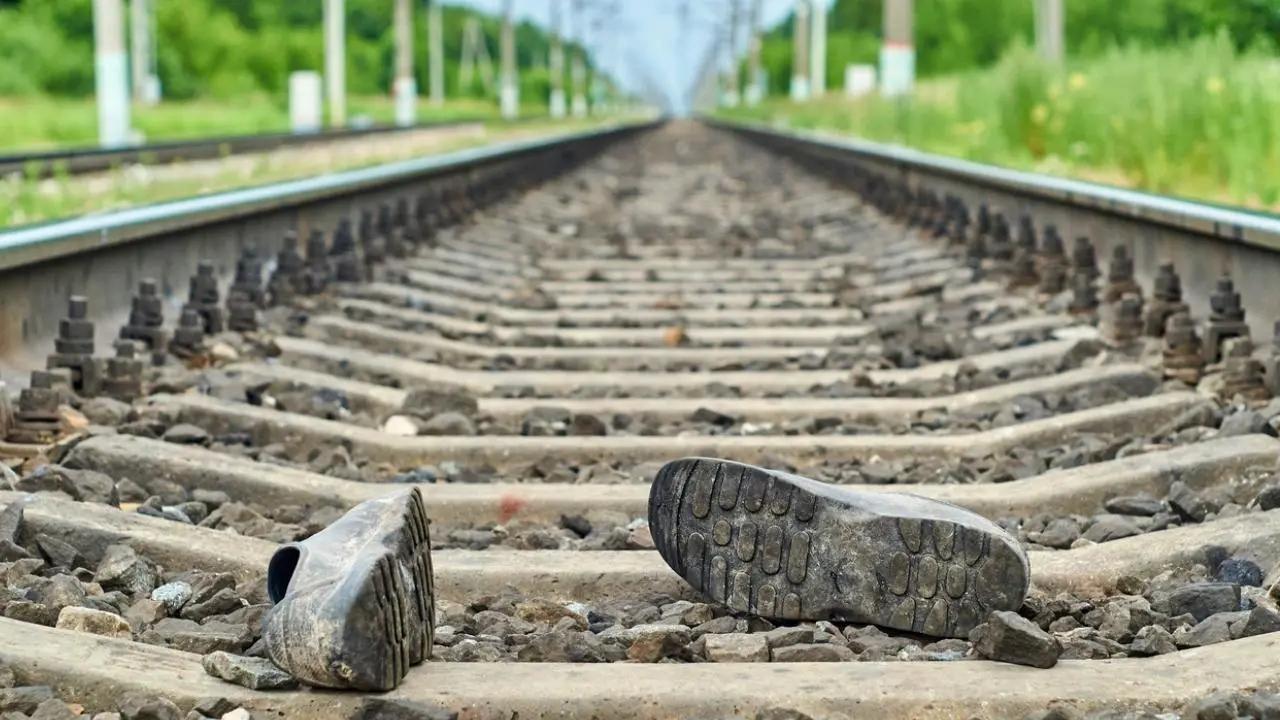 Mumbai: Woman falls off train while trying to stop mobile phone thief; injured
